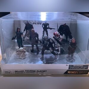 This is a Disney Star Wars: The Mandalorian Deluxe Figure Play Set.